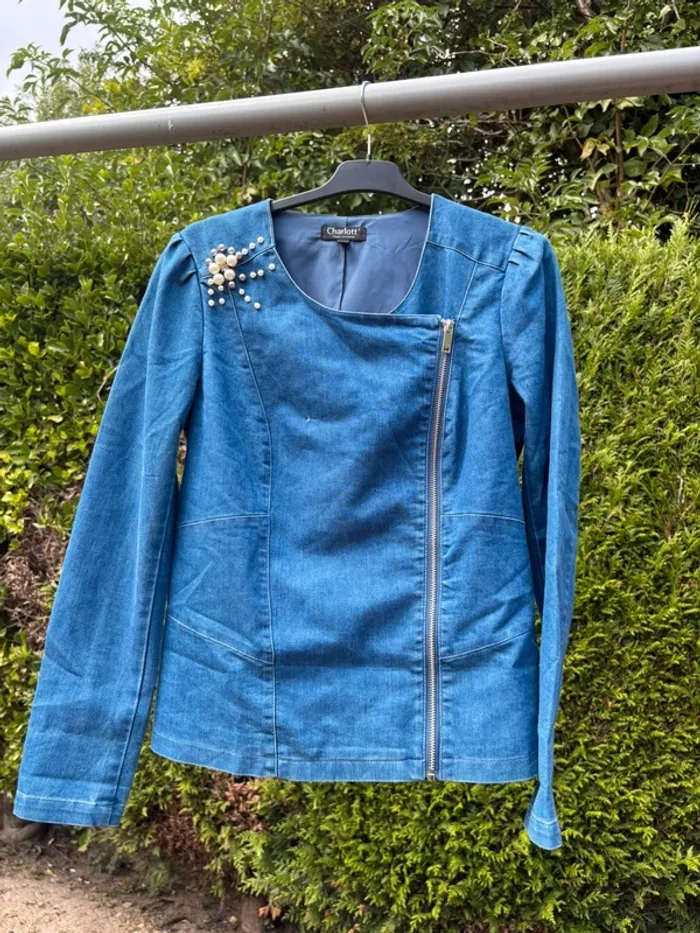 Veste en jean bleu ornée de perles sur l’épaule – Marque Charlott’ - photo numéro 2