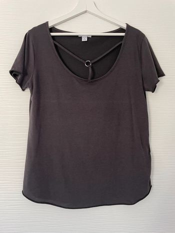 Haut t-shirt noir gris foncé fluide léger uni col rond à brides manches courtes décolleté