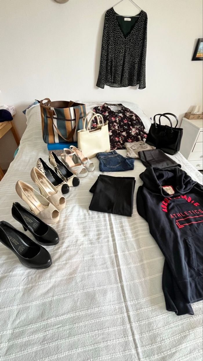 Lot de vêtements , sacs et chaussures - photo numéro 9