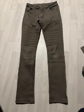 Jean kaki 14 ans orchestra légèrement usé à un des genoux mais aucun trou