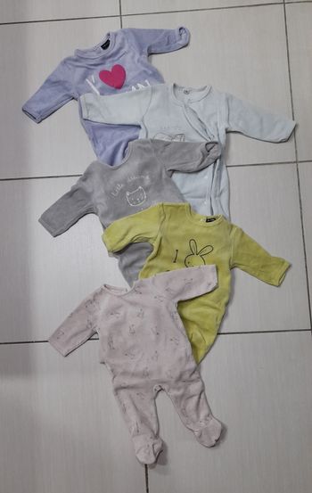 Pyjamas 3 mois 
Bon état 
2€ pièce