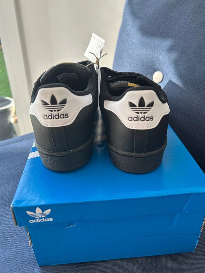 Adidas Superstar taille 35 - photo numéro 3