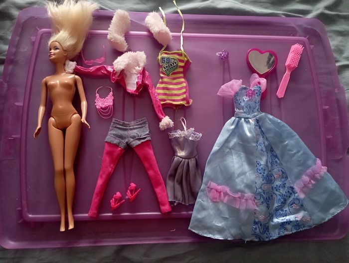 Lot barbie avec vêtements et accessoires 2€