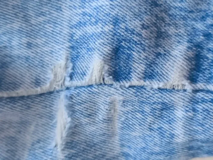 Jeans troué 14 ans - photo numéro 2