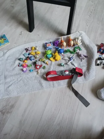 Lot figurines pokemon + ceinture + pokeball