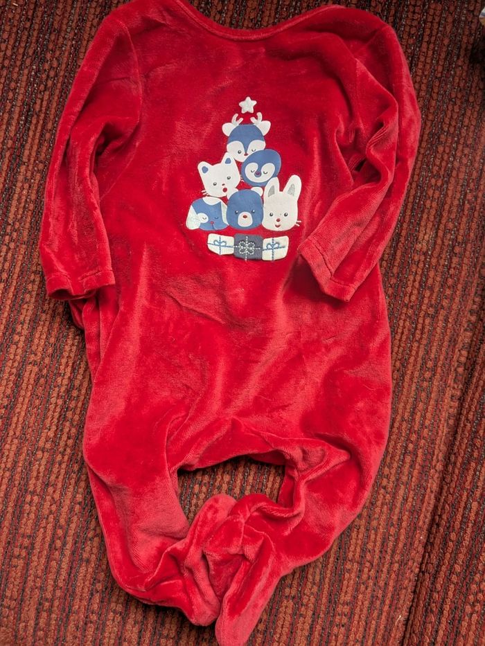 Lot de pyjamas et bodies 6 et 9 mois - photo numéro 2