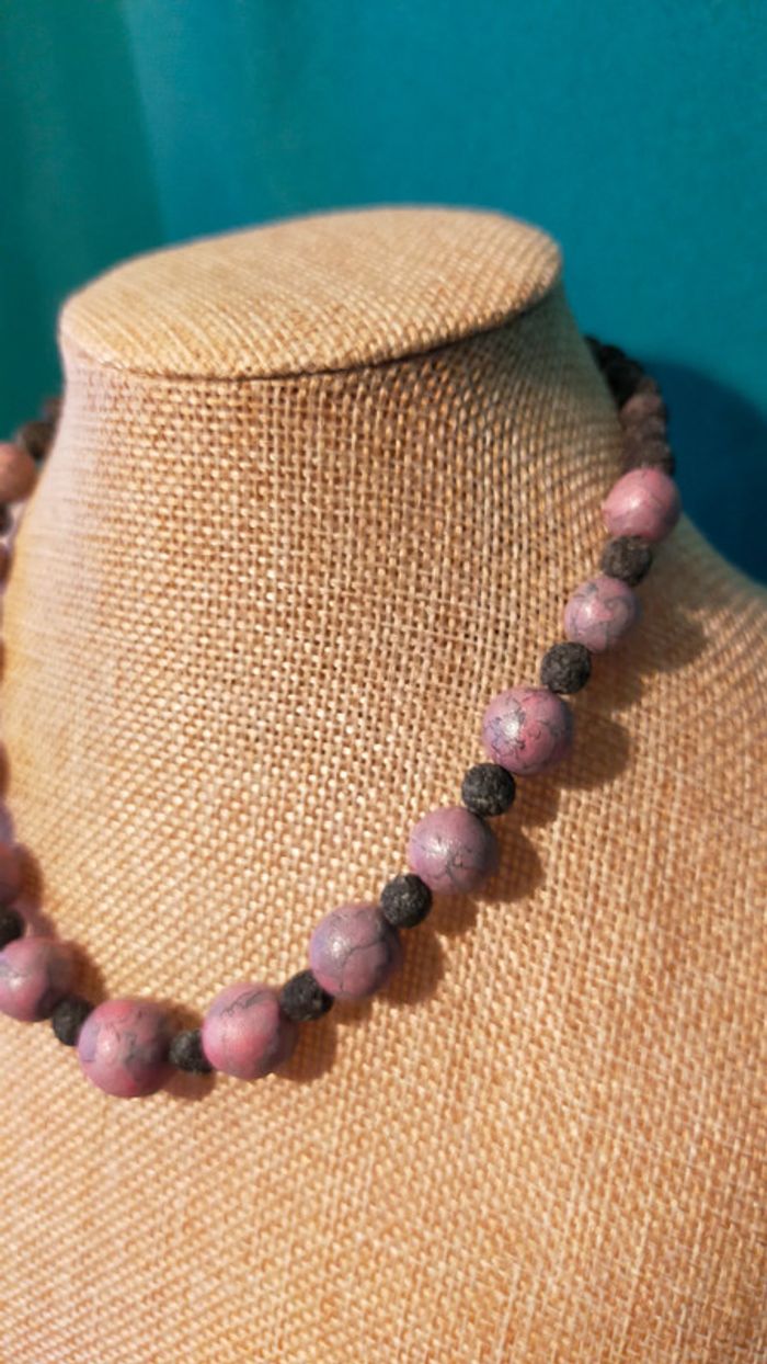 Collier vintage – Perles artisanales en pâte polymère marbrée & pierre volcanique