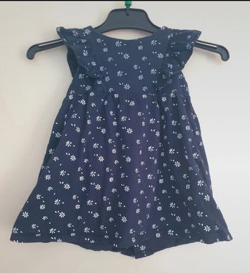 Robe fille taille 12mois en très bon état.