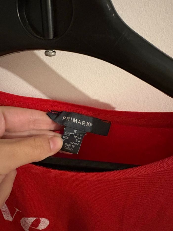 T-shirt Rouge Primark avec Inscription "Love Always Wins" - Taille S - photo numéro 2