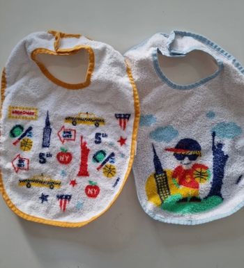 Lot de 2 bavoirs très bon  état