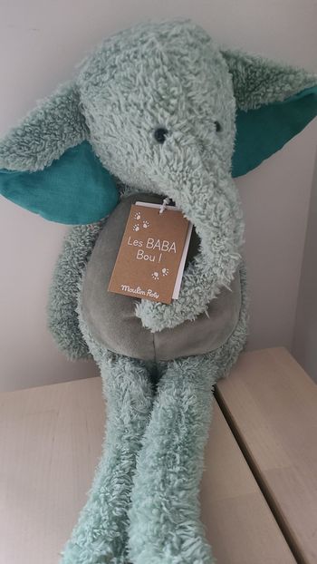 Grand éléphant à la fourrure bleue claire toute douce. L’animal imposant de la savane se transforme