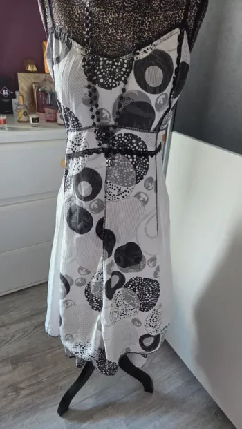 Robe Doublé et réglabe Noir et Blanche de chez Sensation en Taille Unique