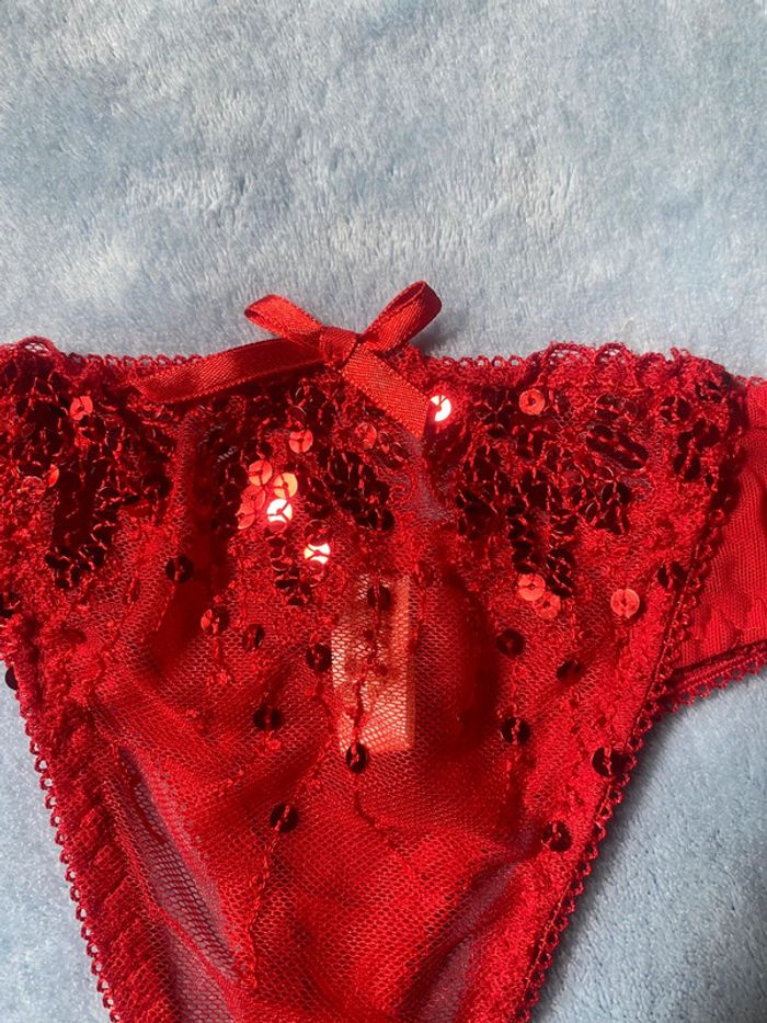 String rouge orné sequins - photo numéro 2