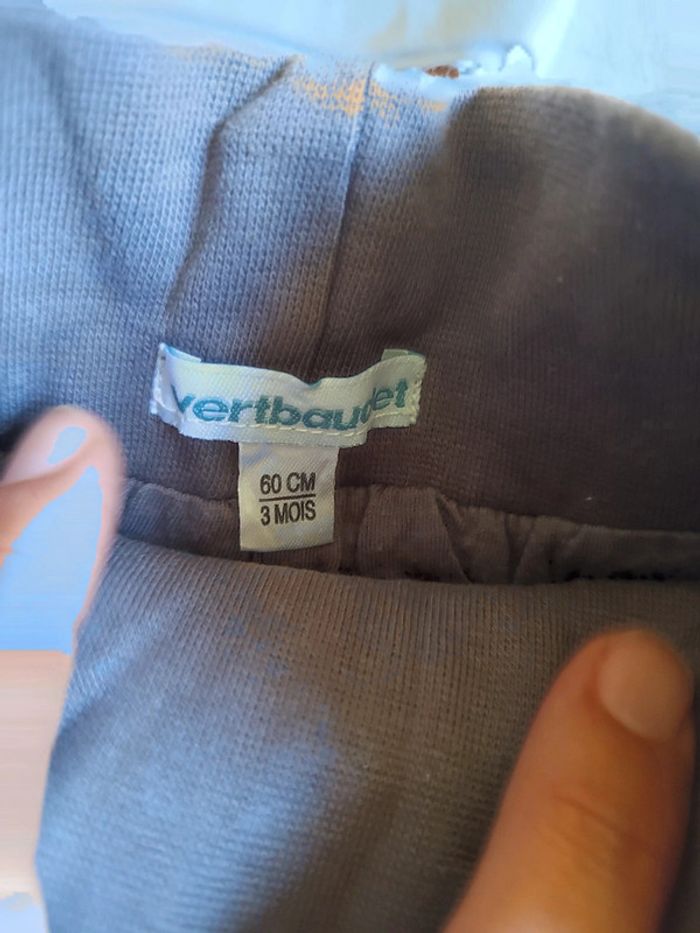 Lot pantalon Vertbaudet en 3M + t-shirt Tout Simplement en 1M + chaussons Zéphir et Zoé - photo numéro 3