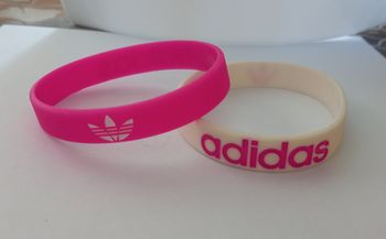 Lot de 2 bracelets silicone adidas rose et blanc.