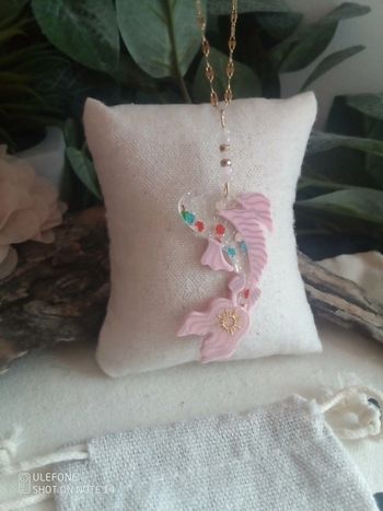 Collier carpe koï avec pierres de quartz rose et sélénite naturelles