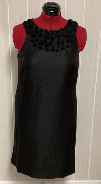 Robe  aspect satin , rose en application autour du décolleté  44