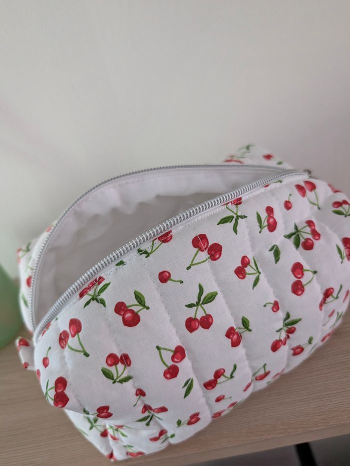 Trousse matelassée cerises pour maquillage etc - photo numéro 2