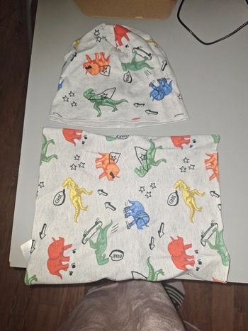 Bonnet et snood dinosaure