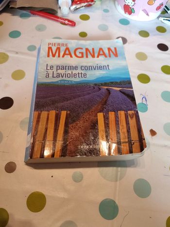 Le parme convient à la violette de Pierre Magnan