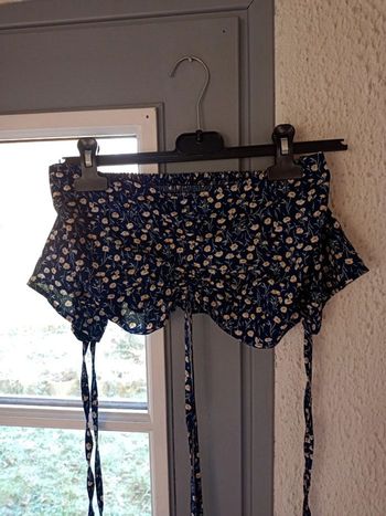 T-shirt court bleu marine/fleurs moutarde