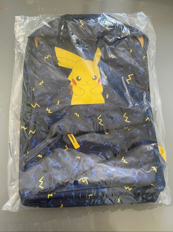 Grand sac à dos cartable à bretelles Pokémon bleu marine avec dessin de Pikachu jaune Neuf avec étiquette - photo numéro 2
