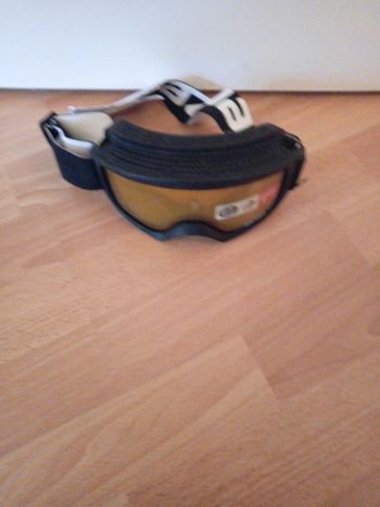 Jolie paire de lunettes de ski neuves
