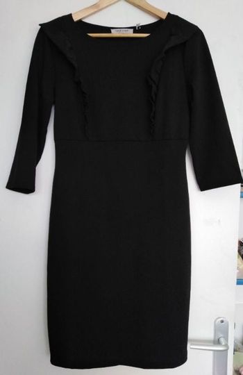 Robe noire avec volants.