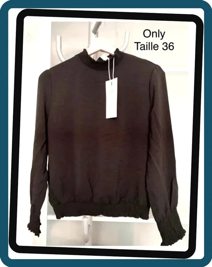 Très jolie blouse noire col cheminée Only T/36