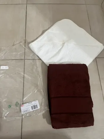 Neuf lot serviette et cape de bain à broder butinette