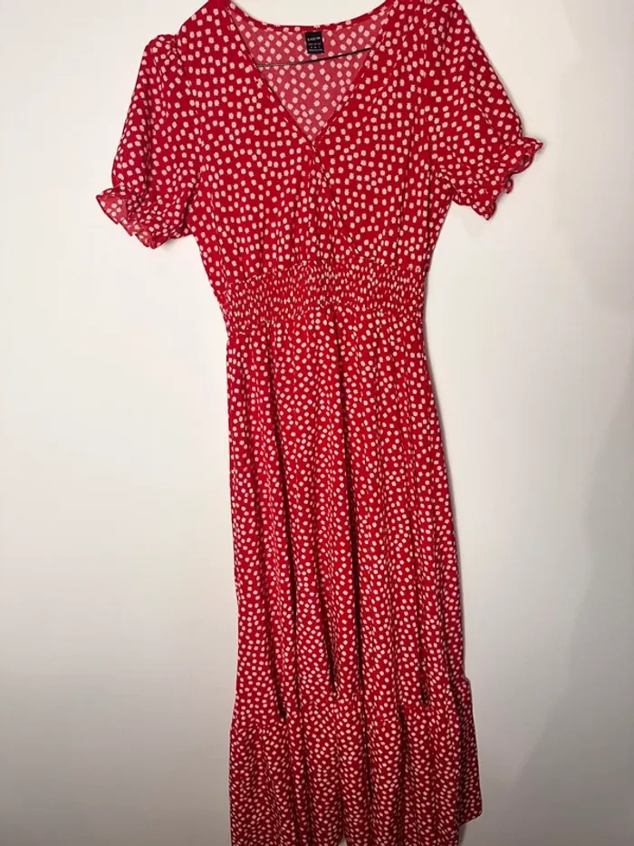 Robe longue rouge et fleur blanches