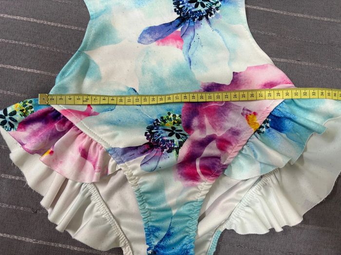 Magnifique maillot de bain 1 pièce à volants ouvert sur les côtés et décolleté - photo numéro 3