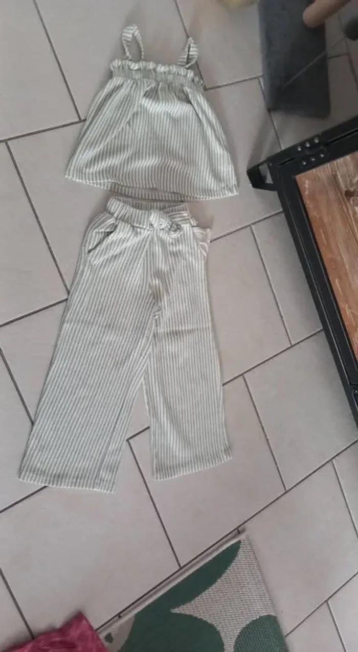 Ensemble.en éponge coton fille 6 ans bon état