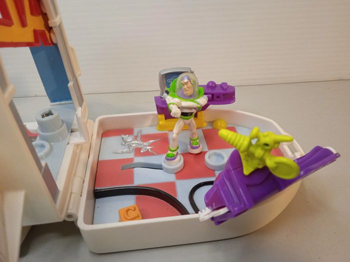 play-set mini monde '' pixar disney '' buzz l'éclair - photo numéro 4