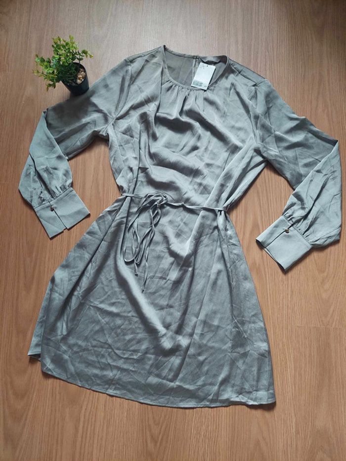 Robe chemise légère et fluide en crêpe de satin brillant grège clair T.M H&M neuve