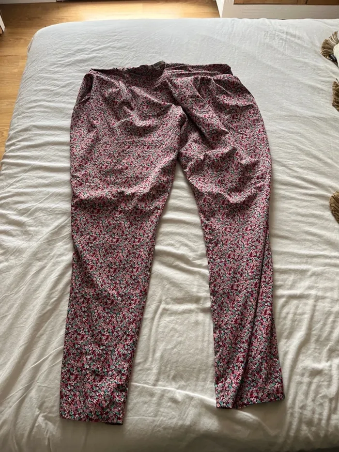 Pantalon léger, fleuri, idéal pour l’été bleu et rose