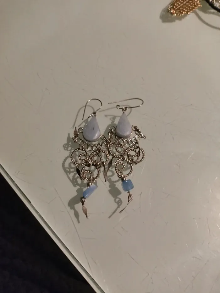 Boucles d’oreilles pendantes bleues et argentées - photo numéro 3