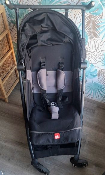 Poussette Pockit + All City noire de GB avec garde corps