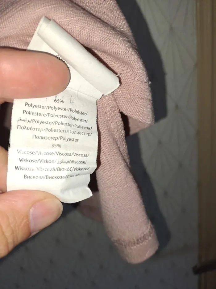 Débardeur T1 femme rose pâle cache cache avec décors 1 fond de tâche qu'on ne voit vraiment pas dvt - photo numéro 5
