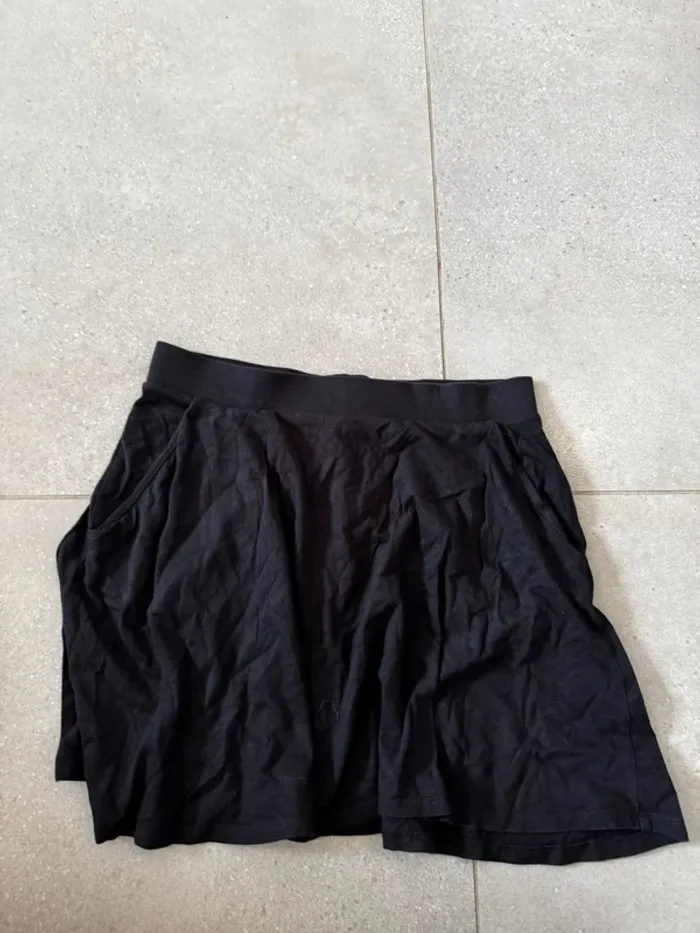 Jupe noire Forever 21, très bon état, taille M