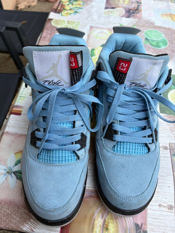 Nike  Jordan 4 Rétro University Blue.