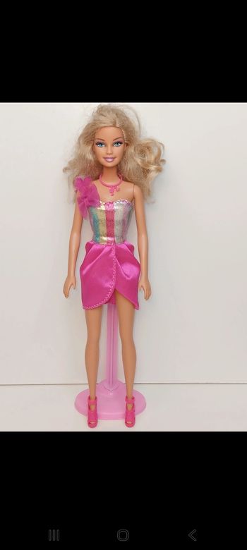 Poupée mattel barbie ensemble rose arc-en-ciel fashion 
Poupée et ensemble compris
