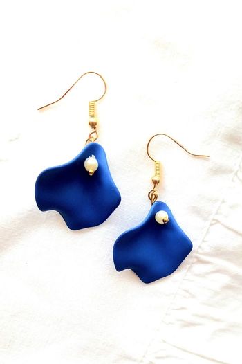 Boucles or neuves création bleue