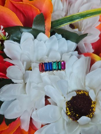 Bague avec ses pierres topaz rouge, bleu, verte, fushia