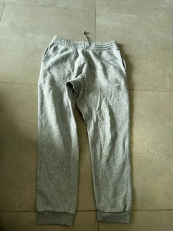 Jogging gris Nike, taille L,bon état mais il y a une tache