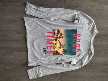 Tee-shirt manches longues gris en bonne état 9/10 ans  marque tex
