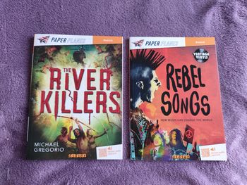 Lot 2 livres série paper planes anglais niveau avancé vintage vinyls rebel songs the river killers