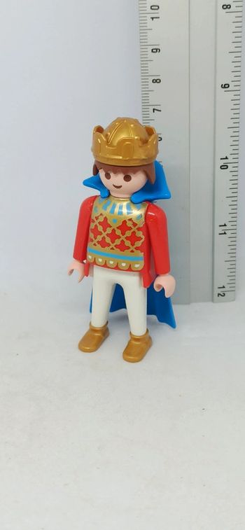 Homme prince avec haut rouge et cape bleue playmobil