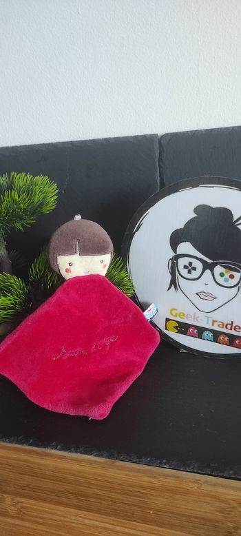 doudou plat fille sucre d'orge rouge marron cheveux ancien court rond beige Joue