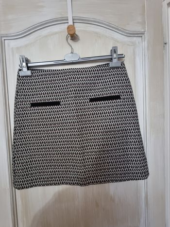 Jolie petite jupe camaieu noire à chevrons rouges, fausses poches sur le devant. État irréprochable